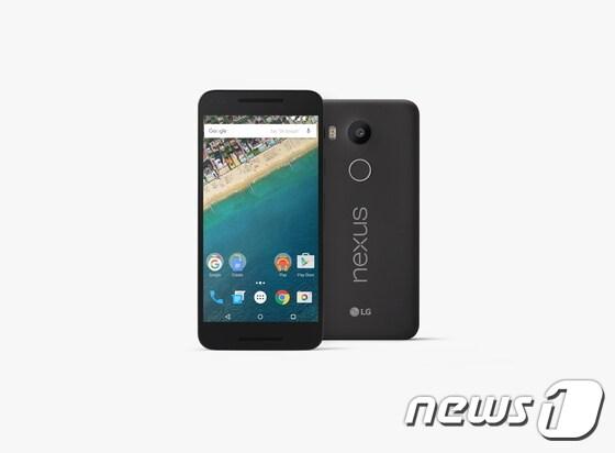 본문 이미지 - 최신 안드로이드 운영체제 6.0버전 ‘마시멜로’의 레퍼런스폰 ‘넥서스5X (Nexus 5X)’. ⓒ News1