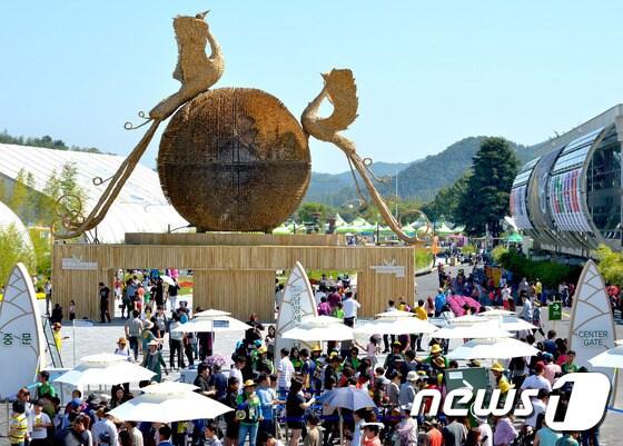 본문 이미지 - 30일 전남 담양군 죽녹원 일대에서 열리고 있는 '2015담양세계대나무박람회'를 찾은 관람객들이 박람회장을 거닐고 있다. (전남 담양군 제공) 2015.9.30/뉴스1 ⓒ News1 윤용민 기자