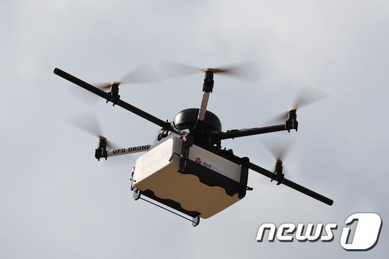 본문 이미지 - 물품을 운반하고 있는 무인항공기 드론. (자료사진) ⓒ AFP=뉴스1
