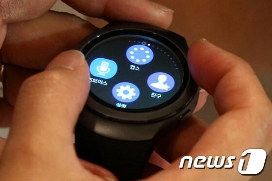 본문 이미지 - 삼성전자가 지난 9월 4일 오전 서울 서초구 서초동 사옥에서 원형 디자인이 적용된 스마트워치 '기어 S2'를 공개하고 있다. 기어S2는 삼성 스마트폰뿐만 아니라 다른 안드로이드 스마트폰과도 연동해 사용할 수 있으며 티머니와 캐시비 같은 교통카드 기능을 갖추고 있다. 2015.9.4/뉴스1 ⓒ News1 이광호 기자
