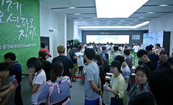 본문 이미지 - 거제오션파크자이 모델하우스가 내방객들로 붐비고 있다. /사진제공=GS건설