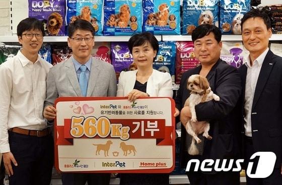 본문 이미지 - 4일 홈플러스 잠실점에서 홈플러스 e파란재단과 인터펫코리아, 동물보호단체 '팅커벨프로젝트' 유기동물 입양센터 관계자들이 모여 기부금 전달식을 가졌다. ⓒ News1