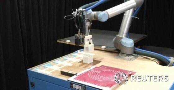 본문 이미지 - 스스로 자식로봇을 만들고 평가해 더 좋은 자식로봇을 만드는 엄마 로봇. ⓒ 로이터=뉴스1