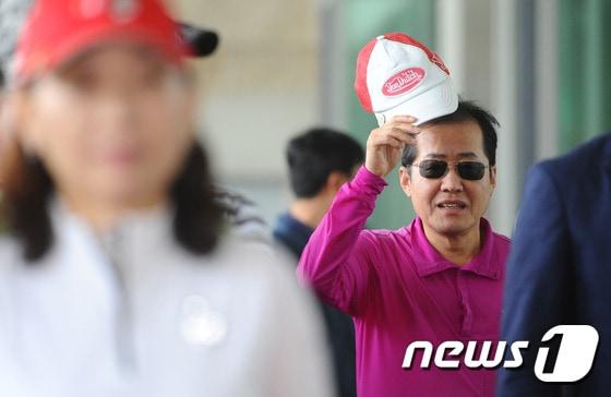 본문 이미지 - 2015년 9월 5일 오전 경남 창녕의 한 골프장에서 열린 ‘경남도지사배 공무원 골프대회’ 개회식에서 홍준표 경남도지사가 입장하고 있는 모습.  2015.9.5 ⓒ 뉴스1 DB
