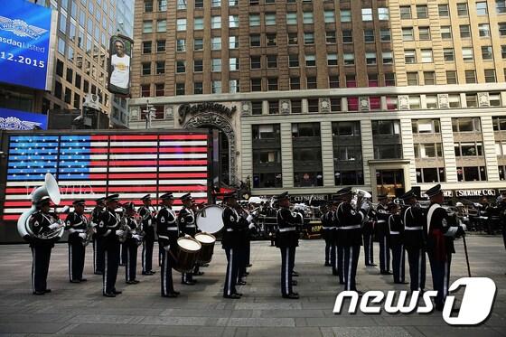 본문 이미지 - 미국 웨스트포인트 육군사관학교 생도들이 타임스퀘어에서 군 창설 240년 기념식에 참석하고 있다. ⓒAFP=뉴스1