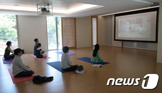 본문 이미지 - 삼성전자 인재개발원 힐링캠퍼스 명상 클래스.ⓒ News1