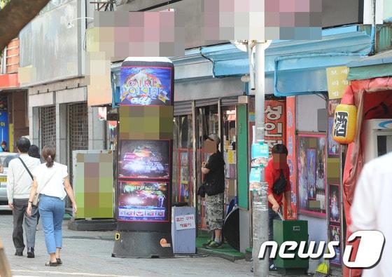 본문 이미지 - 5일 오후  부산 남포동 BIFF(부산국제영화제) 광장 인근 골목에 들어선 성인오락실들.  이승배 기자 ⓒ News1
