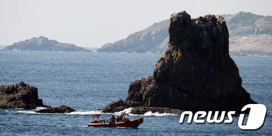본문 이미지 - 돌고래호 전복 사고 실종자 수색 사흘째인 7일 오전 해양경찰이 제주도 추자도 연안에서 돌고래호 실종자 수색을 하고 있다. 2015.9.7/ 뉴스1 / 제주=뉴스1 김명섭 기자 ⓒ News1