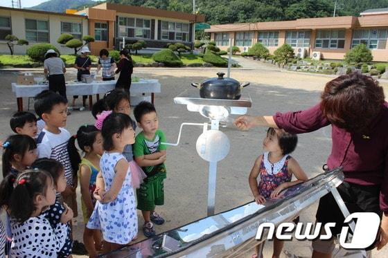 본문 이미지 - 괴산 청천초등학교 학생들이 7일 교정에서 태양열을 이용, 피자를 만드는 이색 체험을 했다.  (사진제공 청천초등) ⓒ News1