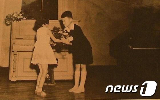 본문 이미지 - 백건우 피아니스트가 1955년 한국 국립 오케스트라와 그리그 피아노 협주곡으로 첫 연주회를 열었다.  당시 사진 ⓒ News1