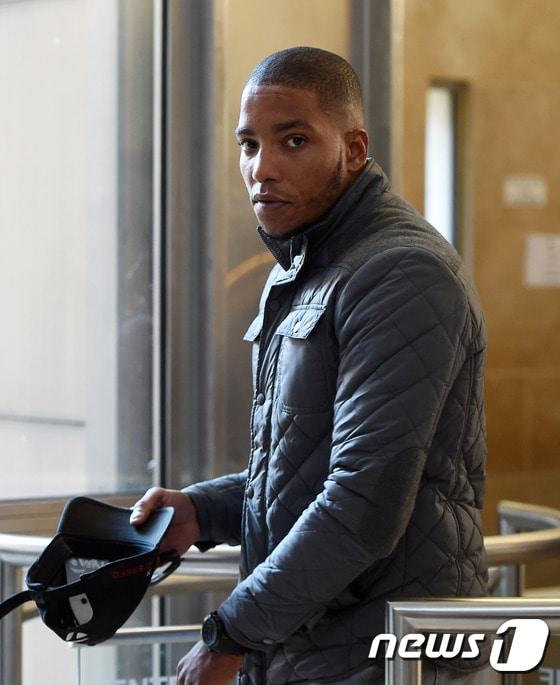 본문 이미지 - 프랑스서 발생한 3건의 강간미수 및 성폭행 사건의 유력한 용의자로 일란성 쌍둥이 형제인 요안과 엘빈이 지목됐다. 이들은 혐의를 완강히 부인하다가 피해자의 결정적인 진술로 요안이 진범임이 밝혀졌다. 사진 속 인물은 엘빈 고미스(26)로 무죄 석방됐다. ⓒ AFP=뉴스1