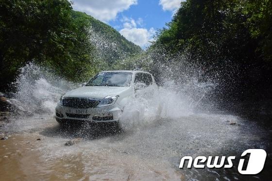 본문 이미지 - 칼봉산 자연휴양림 오프로드 구간을 달리는 렉스턴W(사진제공=쌍용자동차)ⓒ News1