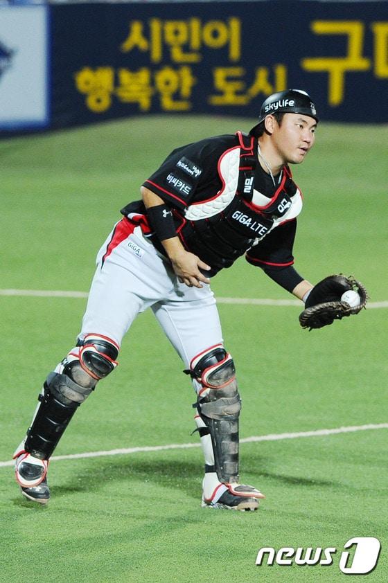 본문 이미지 - kt 위즈의 포수 장성우가 지난 2일 구단으로부터 2016 시즌 50경기 출장 정지 및 연봉 동결 처분과 함께 벌금 2000만원 징계를 받았다. ⓒ News1 이종현 기자