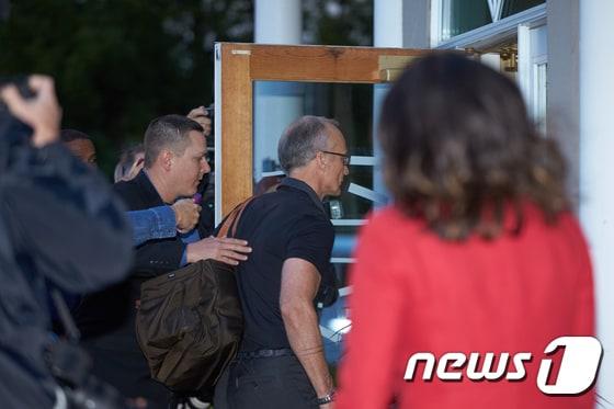 본문 이미지 - 월터 파머가 8일(현지시간) 자신의 병원으로 들어가고 있다. ⓒAFP=뉴스1
