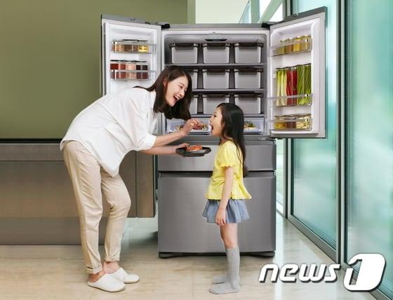 본문 이미지 - 9일 삼성전자 김치냉장고 광고모델 이현이씨가 스테인리스 소재의 '메탈쿨링김치통'을 탑재해 더욱 업그레이드된 '메탈그라운드' 기술로 제대로 된 '한 겨울 땅속 김치맛'을 구현한 2016년형 삼성 '지펠아삭' 김치냉장고를 소개하고 있다. ⓒ News1 서송희 기자