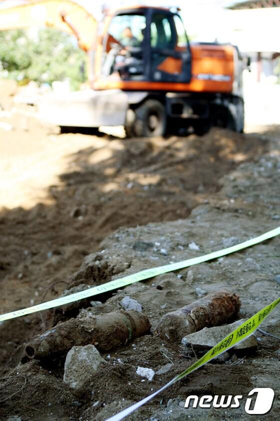 본문 이미지 - 9일 오전 경북 안동시 정하동 신축 건물 공사장에서 발견된 포탄 2개를 군 당국이 수거하고 있다.. 2015.9.9/뉴스1 ⓒ News1