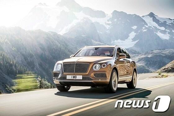 본문 이미지 - 벤틀리의 최초 SUV 벤테이가의 주행모습.(출처=벤틀리)ⓒ 뉴스1