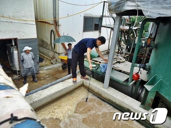 본문 이미지 - 전북 정읍시가 추석 연휴기간 환경사범과 악취 발생원에 대한 특별감시와 단속을 실시한다. 단속반이 지역 내 한 사업체 폐기물시설을 점검하고 있다. ⓒ News1 박제철 기자