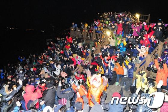 본문 이미지 - 성산일출봉에서 새해 맞는 등반객들(자료사진)/뉴스1