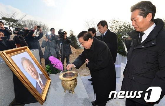본문 이미지 - 지난 2016년 1월 1일 당시 더불어민주당 문희상 의원 등 당 의원들이 서울 동작구 국립현충원에서 故 김영삼 전 대통령 묘소를 찾아 분향을 하고 있다. 2016.1.1/뉴스1 ⓒ News1 신웅수 기자