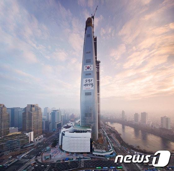 본문 이미지 - 서울 잠실 롯데월드타워(제2롯데월드). 오는 3월 1일 97번째 삼일절을 맞이해 롯데가 외벽에 안중근 의사의 손바닥 도장을 새겨넣는 안을 추진하고 있다. (롯데물산 제공)2016.1.1/뉴스1