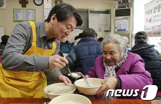 본문 이미지 - 신당 창당을 추진 중인 무소속 안철수 의원이 새해 첫 날인 1일 지역구인 서울 노원구 상계동의 한 음식점에서 열린 새해떡국나눔행사에서 어르신들에게 떡국을 나눠주고 있다. 2016.1.1/뉴스1 ⓒ News1 오대일 기자