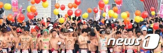 본문 이미지 - 1일 오전 대전 갑천변서 열리  2016 에코 사이언스 대전 알몸마라톤대회 2016.1.1/뉴스1 ⓒ News1 신성룡 기자