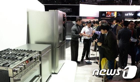 본문 이미지 - 한 전자 업체가 가전 전시회에서 빌트인 제품을 소개하고 있다. 아파트 옵션 제품이 다양해지면서 소비자 피해도 늘고 있다. 