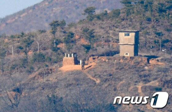본문 이미지 - 북한의 제4차 핵실험으로 대북 확성기 방송이 전면 재개되면서 남북 긴장이 고조된 10일 경기도 파주시 서부전선 전방부대 경계초소 너머로 북한 초소에서 북한 병사가 근무를 서고 있다. 2016.1.10/뉴스1 ⓒ News1 허경 기자