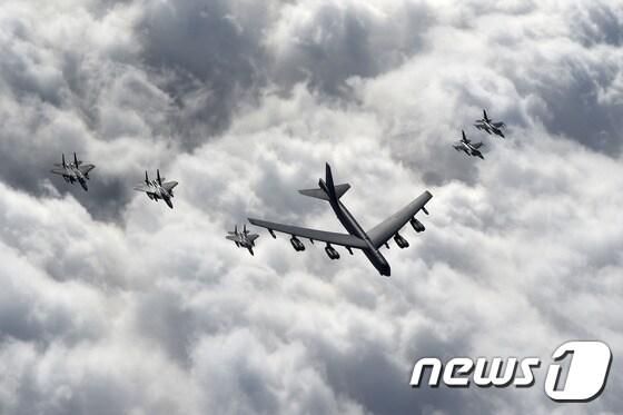 본문 이미지 - 미 공군의 B-52 전략폭격기와 우리 F-15K 및 주한 미 공군 F-16 전투기 편대 비행. (공군 제공) 2016.1.10/뉴스1