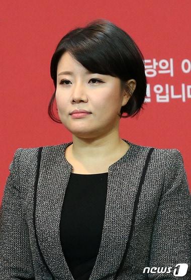 본문 이미지 - 흙수저 희망센터 이사장인 배승희 변호사가 10일 서울 여의도 새누리당 당사에서 열린 4·13 총선의 첫 인재영입 기자회견에 참석하고 있다. 2016.1.10/뉴스1 ⓒ News1 박지혜 기자