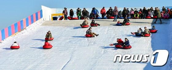 본문 이미지 - 지난 1월 서울 광진구 뚝섬 한강공원 눈썰매장을 찾은 시민들이 즐겁게 썰매를 즐기고 있다. 2016.1.10/뉴스1 ⓒ News1 임경호 기자