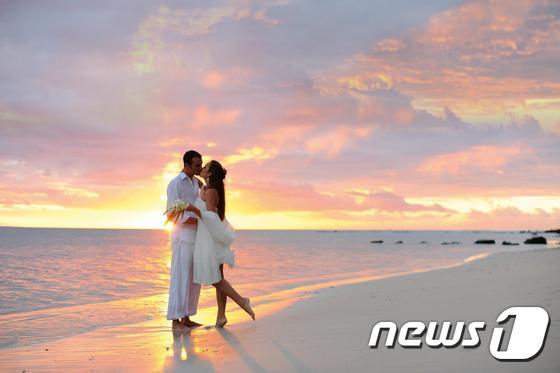 본문 이미지 - 최근 떠오르는 신혼 여행지 모리셔스는 아프리카의 검은 진주로 아름다운 풍경을 자랑하는 여행지다. (앙사나 발라클라바 페이스북 출처)ⓒ News1travel