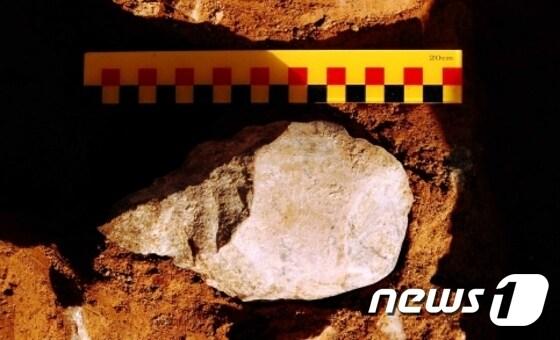 본문 이미지 - 연천서 출토된 구석기 주먹도끼 모습. 사진-문화재청 ⓒ News1