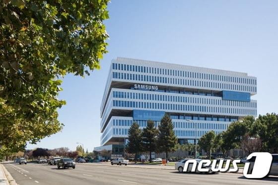 본문 이미지 - 캘리포니아 새너제이에 위치한 삼성 미주총괄 SSIC 건물 전경. 반도체를 쌓아 올린듯한 독특한 외형에 쾌적한 근무 환경을 자랑한다.ⓒ News1