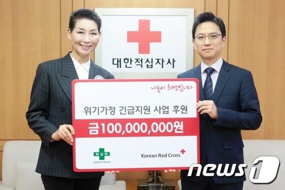 본문 이미지 - 대한적십자사에 성금 1억원을 기탁한 녹십자./ⓒ News1