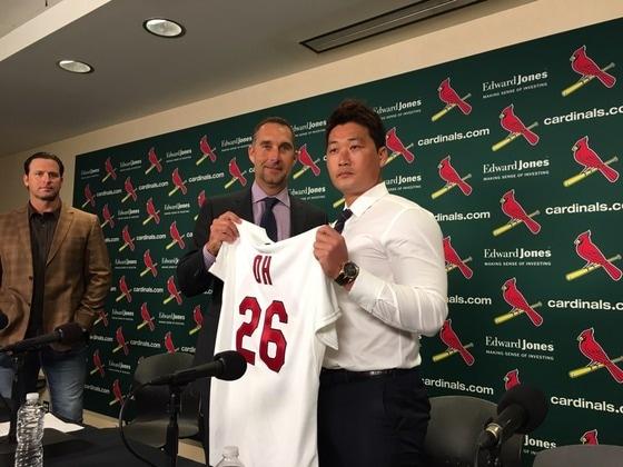 본문 이미지 - 오승환(34)이 12일(한국시간) 한국과 일본 무대를 거쳐 미국 메이저리그 세인트루이스 카디널스에 공식 입단, 존 모젤리악 단장과 유니폼을 들고 있다. (스포츠인텔리전스 그룹 제공) 2016.1.12/뉴스1 ⓒ News1