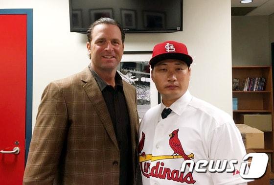 본문 이미지 - 오승환(34)이 지난 12일(한국시간) 세인트루이스 카디널스에 공식 입단식에서 마이크 매시니 감독과 기념촬영을 하고 있다.  (스포츠인텔리전스 그룹 제공) ⓒ News1