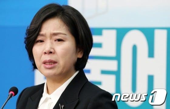 본문 이미지 - 더불어민주당의 '인재영입 7호'로 영입된 양향자 삼성전자 상무가 12일 서울 여의도 국회에서 열린 입당 기자회견에서 정치입문 포부를 밝히며 눈물을 참지 못하고 있다.  2016.1.12/뉴스1 ⓒ News1 오대일 기자