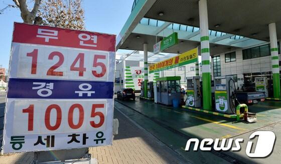 본문 이미지 - 올해 초 국제 유가가 배럴당 30달러선 가까이 내려가며 국내 주유소 휘발유 평균 가격이 7년 만에 리터당 1300원대에 진입했다. 1200원대로 판매하는 주유소도 늘어났다. 2016.1.12/뉴스1 ⓒ News1 박세연 기자