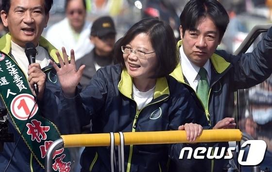 본문 이미지 - 대만 총통 선거에 출마한 차이잉원 민진당 후보(가운데)가 지난 10일 선거 유세를 하고 있다. ⓒ AFP=뉴스1