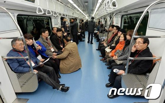 본문 이미지 - 지난 2016년1월12일 경기 수원시 광교역에서 열린 신분당선 연장(정자-광교) 시승행사에 참석한 시민들이 시승을 하고 있는 모습 ⓒ News1 박세연 기자
