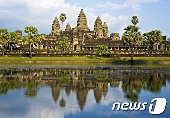 본문 이미지 - 모두투어가 수 천 년의 역사가 살아 숨 쉬는 캄보디아의 달콤한 문화 체험을 즐길 수 있는 여행 상품을 출시했다. 사진은 캄보디아의 명소인 앙코르 와트 사원, (모두투어 제공) 뉴스1트래블 ⓒ News1 travel