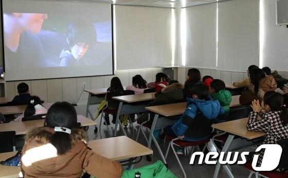 본문 이미지 - 전남 나주시는 빛가람혁신도시 내 빛가람시립도서관이 29일까지 '겨울방학 맞이 무료 영화 상영'을 실시한다. 사진은 빛가람시립도서관 영화 상영 모습(나주시 제공)2016.1.13/뉴스1ⓒ News1