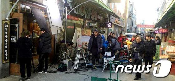 본문 이미지 - 경북 영주시의 한 재래시장에서 드라마 촬영이 진행되고 있다./사진제공=영주시 ⓒ News1