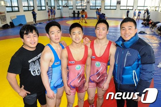 본문 이미지 - 부산 체육중·고등학교 레슬링 유망주 학생 선수들과 감독들이 함께 나란히 포즈를 취하고 있다.  왼쪽부터 정재훈 감독교사, 유재민(17) 학생,  안도현(16) 학생, 유 건(16) 학생, 권재창 감독교사. ⓒ News1 이승배 기자