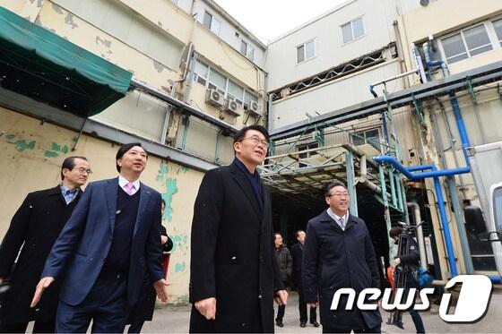 본문 이미지 - 강호인 국토교통부 장관이 16일 오전 서울 영등포구 문래동 '기업형 임대주택(뉴스테이)' 공급촉진지구 예정지를 둘러보고 있다. 국토부는 지난 14일 '2016년 정부합동업무보고회'에서 서울 문래와 과천 주암을 비롯해 대구 대명, 의왕 초평, 인천 계양, 인천 남동, 인천 연수, 부산 기장 등 8곳을 뉴스테이 1만2900가구가 들어설 공급촉진지구 후보지로 공개했다.ⓒ News1 구윤성 기자