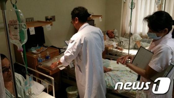 본문 이미지 - 지난 13일 국내 버거씨병 환자 세 명이 치료차 일본 고베지역 니시하라클리닉을 찾았다. 사진은 치료 모습. /뉴스1 ⓒ News1