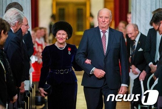 본문 이미지 - 노르웨이 국왕 하랄 5세와 왕비 소냐 하랄센이 오슬로에서 왕위 승계 25주년을 축하하기 위해 열리는 갈라 공연에 참석하고 있다.ⓒ AFP=뉴스1 ⓒ News1 우동명 기자