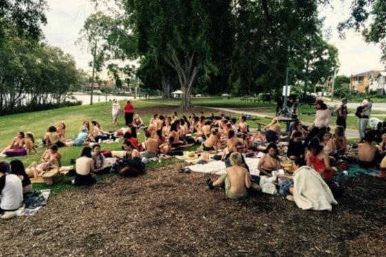 본문 이미지 - 17일(현지시간) 오후 호주 브리즈번 올레이 공원에서 50여명의 여성들이 웃옷을 벗은 채 소풍을 즐기는 '프리 더 니플(Free the Nipple)' 이벤트를 실시했다. (사진 아만다 하워스) 2016.1.18/뉴스1ⓒ News1